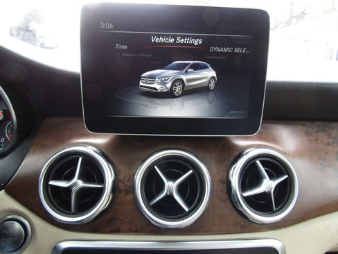 Used 2020 Mercedes-Benz GLA 250 4MATIC w/ Premium Package image 31