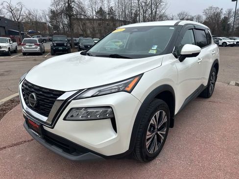 Used 2021 Nissan Rogue SV image 1