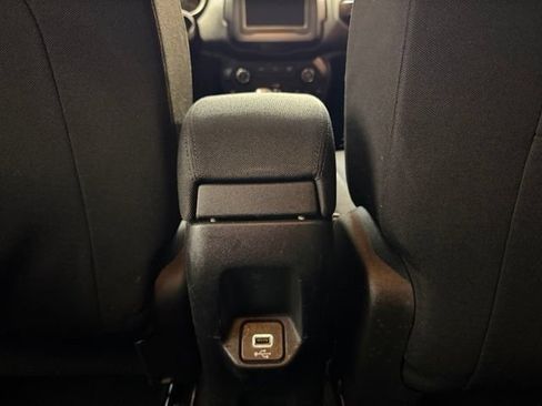 Used 2018 Jeep Renegade Latitude FWD image 26