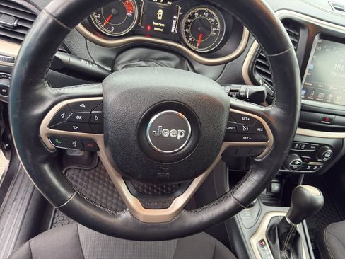 Used 2016 Jeep Cherokee Latitude w/ Comfort/Convenience Group image 16