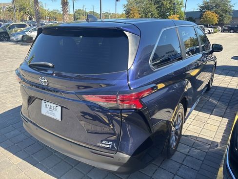 Used 2022 Toyota Sienna XLE image 6