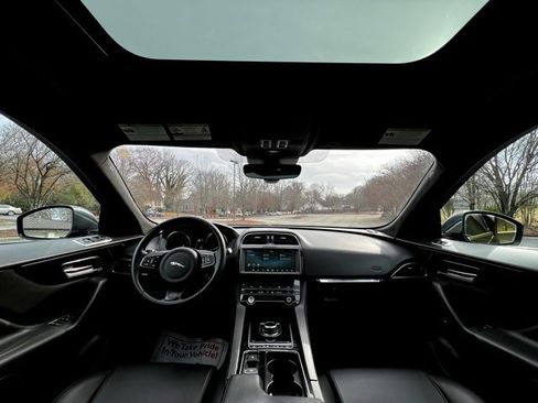 Used 2020 Jaguar F-PACE Premium image 28