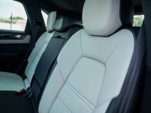 Certified 2025 Porsche Cayenne E-Hybrid image 30