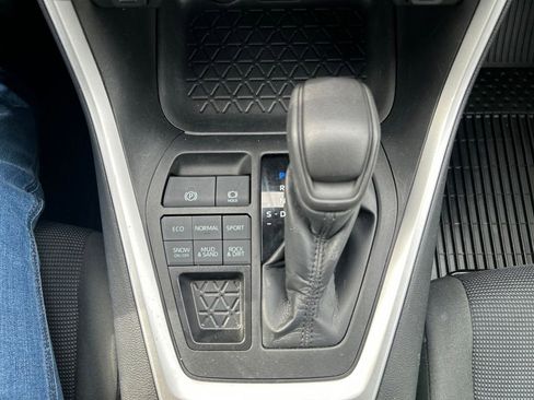 Used 2022 Toyota RAV4 LE image 27