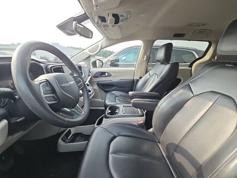 Used 2023 Chrysler Pacifica Touring-L FWD image 12