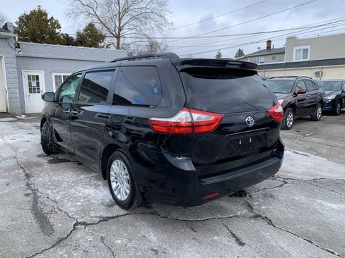 Used 2016 Toyota Sienna XLE image 7