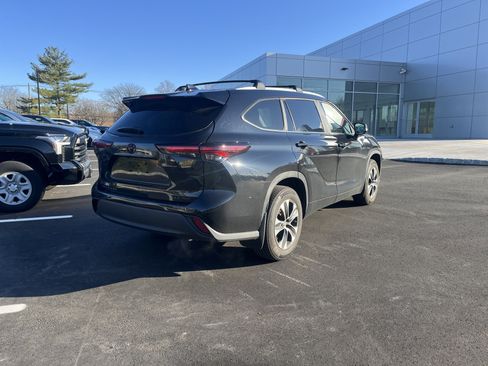 Certified 2024 Toyota Highlander XLE image 2