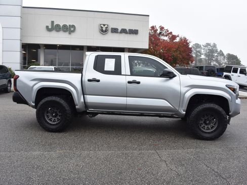Used 2024 Toyota Tacoma SR image 10