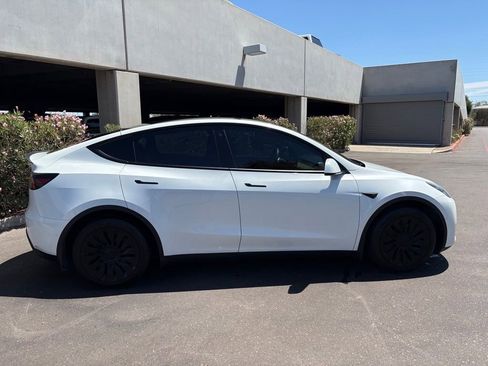 Used 2022 Tesla Model Y Long Range AWD/4WD image 3