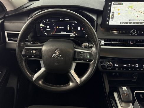 Used 2025 Mitsubishi Outlander SE image 13