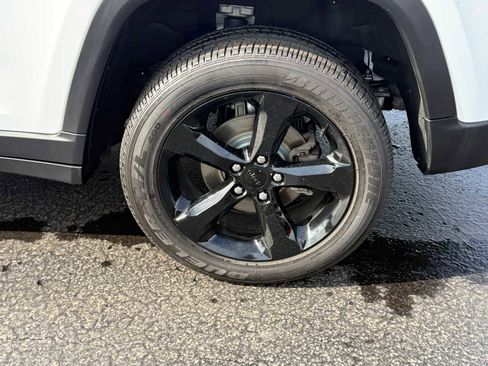 Certified 2023 Jeep Grand Cherokee Altitude image 9