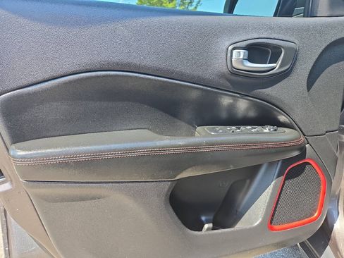 Used 2018 Jeep Compass Trailhawk w/ Leather Interior Group AWD/4WD image 11