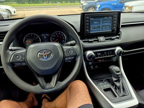 Used 2019 Toyota RAV4 LE FWD image 10