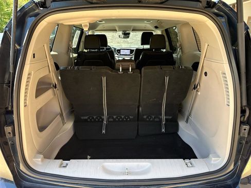 Used 2023 Chrysler Pacifica Touring-L FWD image 18