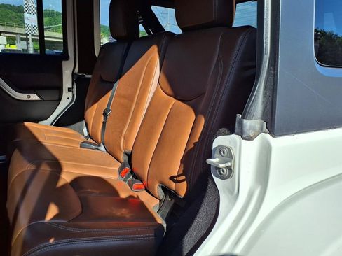 Used 2018 Jeep Wrangler Unlimited Rubicon w/ Connectivity Group AWD/4WD image 8
