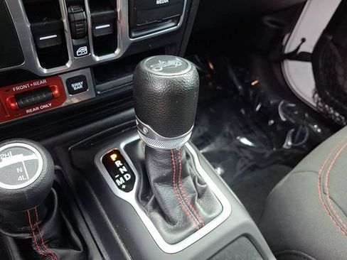 Used 2018 Jeep Wrangler Unlimited Rubicon AWD/4WD image 17