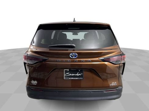 Used 2024 Toyota Sienna XLE AWD/4WD image 7