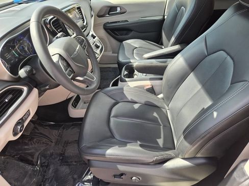 Used 2023 Chrysler Pacifica Touring-L FWD image 10