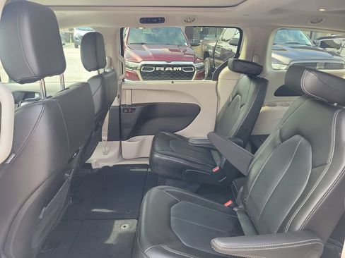 Used 2024 Chrysler Pacifica Touring-L w/ Road Tripper Package FWD image 8