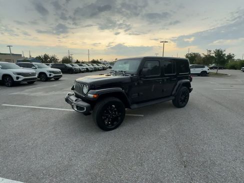 Used 2025 Jeep Wrangler Unlimited Sahara AWD/4WD image 4