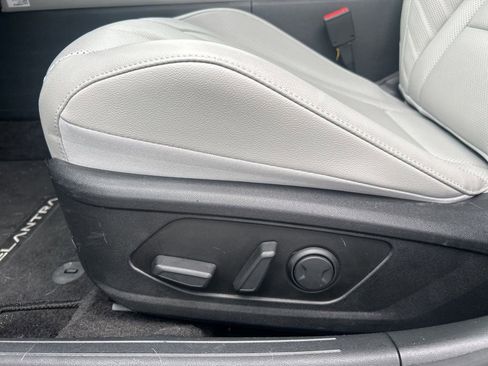 Used 2025 Hyundai Elantra Limited FWD image 14