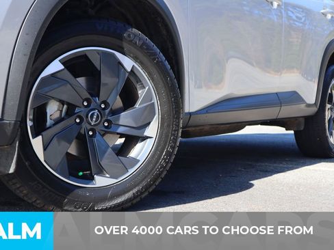 Used 2024 Nissan Rogue SV image 3