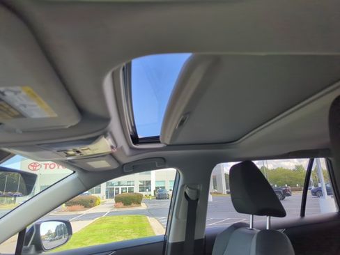 Used 2019 Toyota RAV4 XLE w/ Carpet Mat Package AWD/4WD image 21