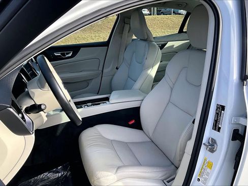 Used 2019 Volvo S60 T6 Momentum image 8
