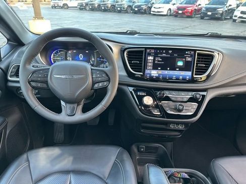 Certified 2024 Chrysler Pacifica Select image 30