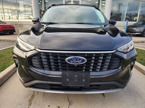 Used 2024 Ford Escape Platinum image 2