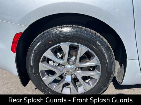 Used 2023 Chrysler Pacifica Pinnacle FWD image 15