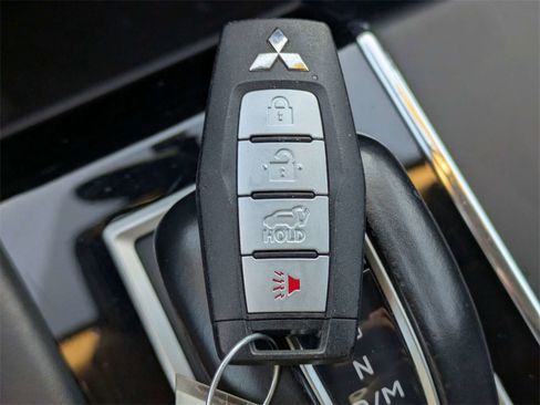 Used 2023 Mitsubishi Outlander SE image 30