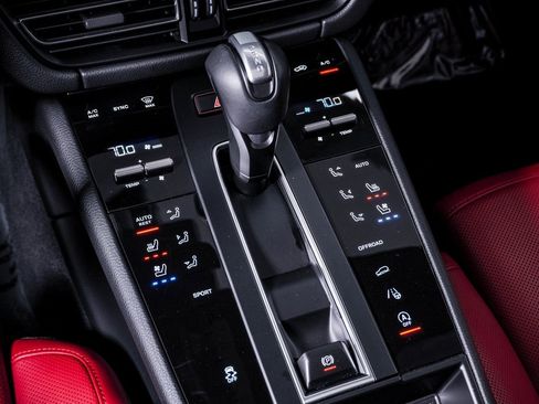 Certified 2025 Porsche Macan image 24