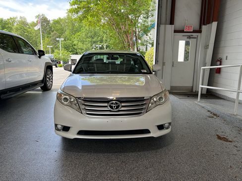 Used 2011 Toyota Avalon Limited FWD image 2