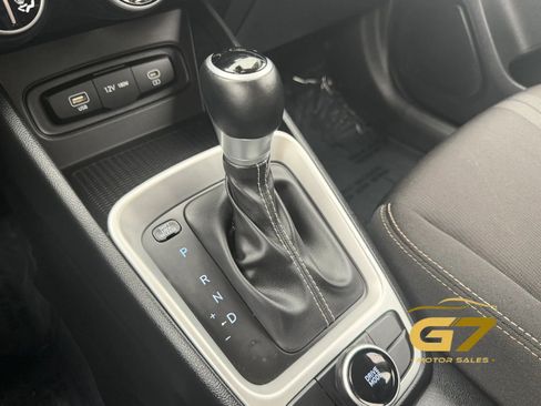Used 2025 Hyundai Venue SEL FWD image 25