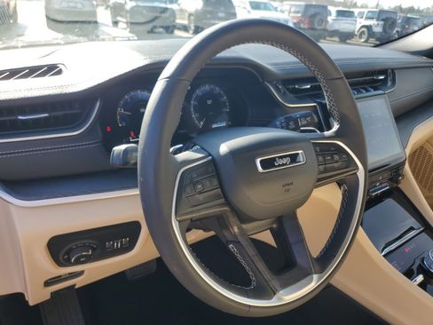 Used 2024 Jeep Grand Cherokee Limited image 11