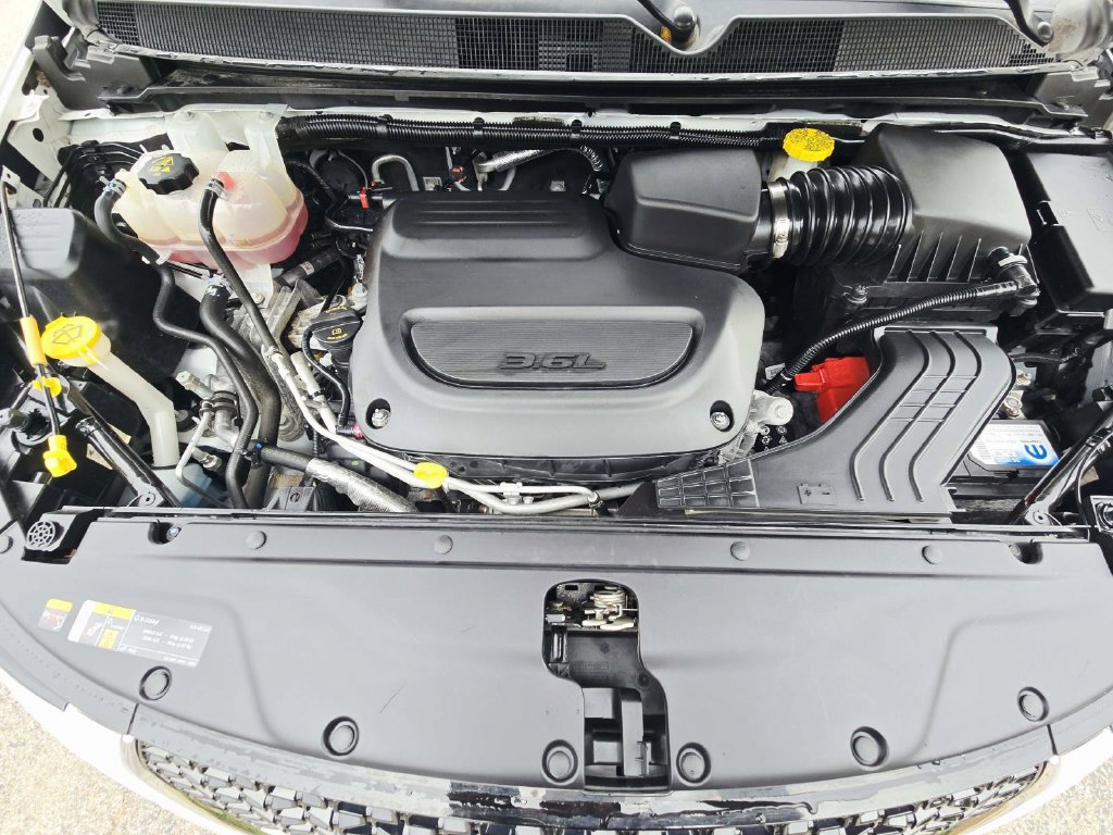 Certified 2024 Chrysler Pacifica Touring-L FWD image 19