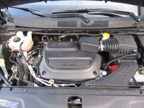 Used 2023 Chrysler Pacifica Touring-L image 32