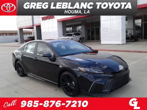 Used 2025 Toyota Camry SE w/ Convenience Package image 1