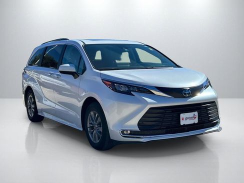 Certified 2024 Toyota Sienna XLE w/ XLE Plus Package image 3