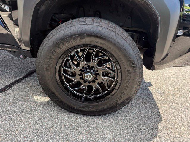 Used 2025 Toyota 4Runner SR5 AWD/4WD image 12
