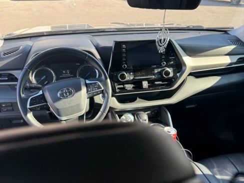 Used 2022 Toyota Highlander XLE image 16