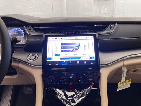 New 2025 Jeep Grand Cherokee Limited w/ Luxury Tech Group II image 10