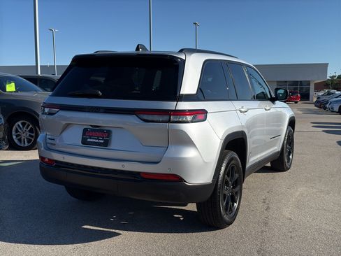 Used 2024 Jeep Grand Cherokee Altitude AWD/4WD image 5