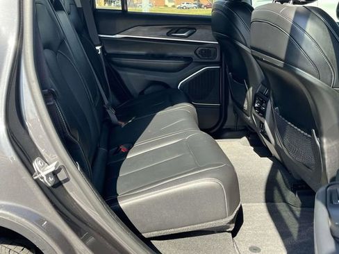 Used 2022 Jeep Grand Cherokee Limited image 23