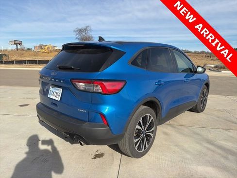 Used 2021 Ford Escape SE w/ SE Sport Appearance Package image 3