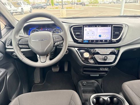 Used 2024 Chrysler Pacifica Touring FWD image 11