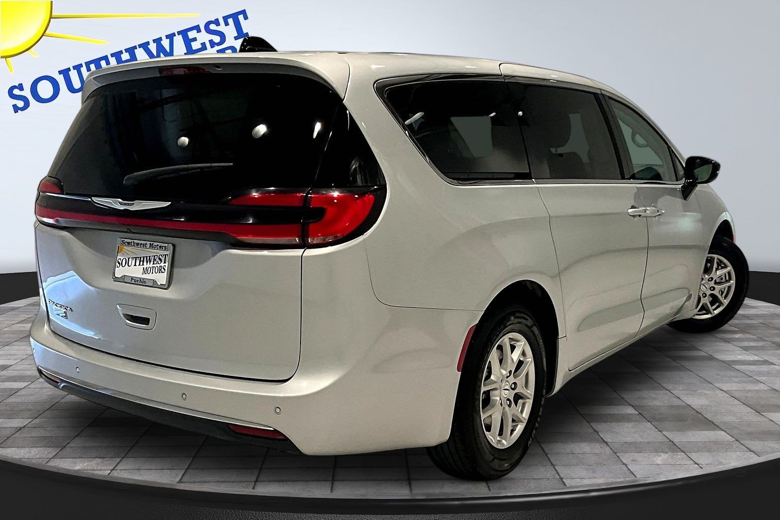 Used 2024 Chrysler Pacifica Touring-L FWD image 7