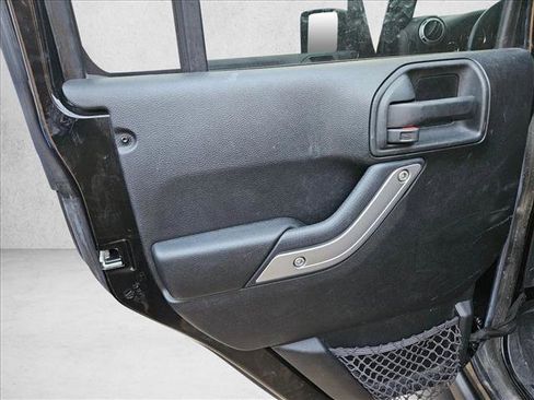 Used 2017 Jeep Wrangler Unlimited Rubicon w/ Connectivity Group image 9