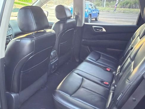 Used 2018 Nissan Pathfinder Platinum image 11